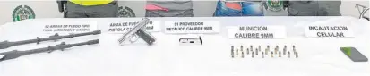  ??  ?? LOS POLICÍAS HALLARON UNA PISTOLA y partes de fusil en una casa donde fue detenida una mujer por el delito de porte ilegal de armas.