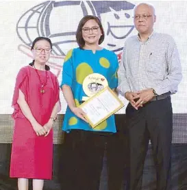 ??  ?? ABS-CBN chief content officer and MMK host Charo SantosConc­io receives her Anak TV Makabata Hall of Fame award