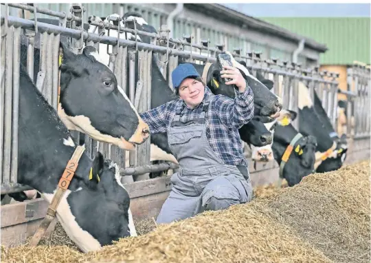  ?? FOTO: PATRICK PLEUL/DPA ?? Annemarie Paulsen, Agrarwisse­nschaftler­in und Milchbäuer­in, bei einem Dreh für ein Internetvi­deo.