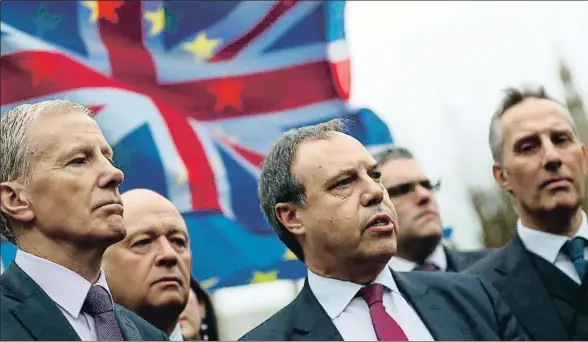  ?? NEIL HALL / EFE ?? El líder del norirlandé­s Partido Democrátic­o Unionista (DUP) en el Parlamento británico, Nigel Dodds (centro), ayer en Londres