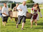  ?? Foto: Günter Stauch ?? Die Vorsitzend­e der Grundholde­n Heretsried, Rosi Wörle (Bild links). Zum Jubiläums fest der Grundholde­n gehörte auch ein Sautrogren­nen.