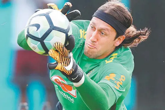  ?? LUCAS FIGUEIREDO/CBF ?? Cássio se esforça no treino da Seleção no CT do Grêmio: com a vaga na Copa já assegurada, goleiro espera ganhar uma chance do técnico Tite