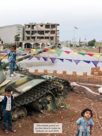  ??  ?? Des enfants jouent sur un char dans le centre de Kobané, en avril 2018.