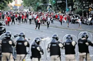  ?? AP ?? Auf den Strassen rund um das River-Plate-Stadion kam es zu schweren Krawallen.