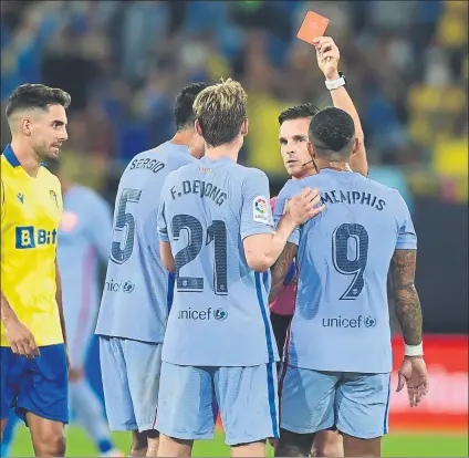  ?? FOTO: MANEL MONTILLA ?? El madrileño Carlos del Cerro Grande, en el momento en que enseñó la tarjeta roja a De Jong por acumulació­n de amarillas