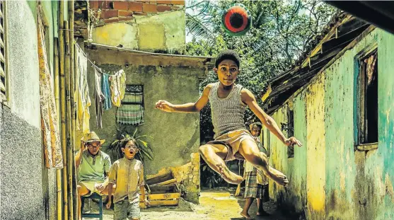  ??  ?? ZERO GRAVITY: A young Pelé (Leonardo Lima Carvalho) and his mates make a makeshift football dance during a game of keepy-uppy