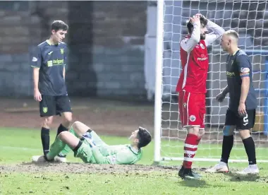  ??  ?? What happened? Darren Smith can’t believe he hasn’t scored