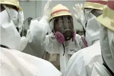 ??  ?? A sinistra: un fotogramma di Fukushima. A nuclear story di Matteo Gagliardi; a destra: Killa Dizez. Vita e morte al tempo di Ebola di Nico Piro