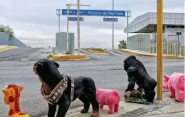  ?? (Lourdes Almeida) ?? Frontera Reynosa “En todas las fronteras de México con EE.UU. se venden estas figuras “kitsch” de cerámica. Me pareció muy simpático como el vendedor las acomodó viendo al norte, o sea a EE.UU. como si ellos también tuvieran el mismo sueño que las personas”.