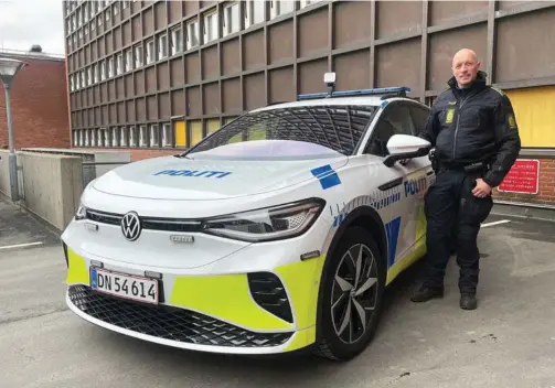  ?? Jens Peter Nielsen ved en af de nye elektriske VW ID.4 GTX-patruljevo­gne, der bliver meget synlige i gadebilled­et. Fotos: Jens Overgaard ??