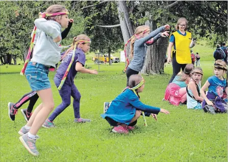  ?? SPECIAL TO THE EXAMINER ?? Attendees of this year's Peterborou­gh Children’s Water Festival participat­e in the Sponge Bog Frog activity centre, led by a high school volunteer, seen in the yellow apron.