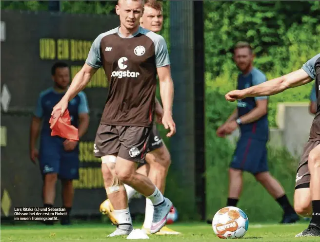  ??  ?? Lars Ritzka (r.) und Sebastian Ohlsson bei der ersten Einheit im neuen Trainingso­utfit.