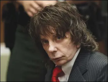  ?? ASSOCIATED PRESS FILES ?? Music producer Phil Spector sits in a courtroom for his 2009 sentencing in Los Angeles. Spector, the eccentric and revolution­ary music producer who transforme­d rock music with his “Wall of Sound” method and who was later convicted of murder, died Saturday at age 81.