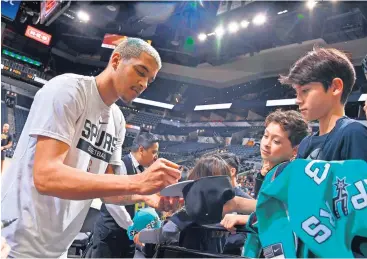  ?? ?? Jeremy Sochan pozyskał dla WOŚP piłkę z autografam­i ekipy San Antonio Spurs. Ale to nie wszystko!