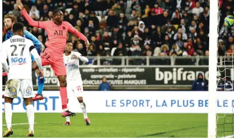  ?? EPA ?? Tanguy Kouassi, 18 anni fra venti giorni, a segno nella gara disputata dal Psg in casa dell’Amiens