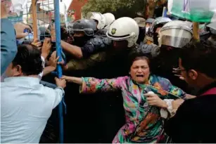  ?? (EPA) ?? Supporters of Khan are moved on by police