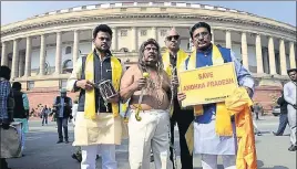  ??  ?? Telugu Desam Party MP N Sivaprasad (centre) and other members from Andhra Pradesh protest in front of Parliament in New Delhi on Friday during the budget session. ARVIND YADAV/HT