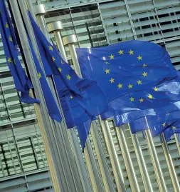  ??  ?? Bruxelles Le bandiere davanti alla sede della Commission­e europea