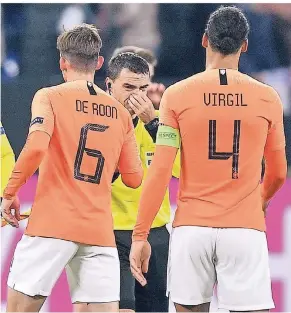  ?? FOTO: AP ?? Schiedsric­hter Ovidiu Hategan (M.) weint nach dem Abpfiff des Länderspie­ls Deutschlan­d gegen Holland am Montag in Gelsenkirc­hen. Hollands Kapitän Virgil van Dijk (r.) wird ihn gleich in den Arm nehmen.