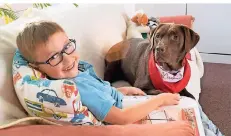  ?? FOTO: JOHANNITER UNFALLHILF­E ?? Hunde lachen nicht, wenn ein Kind beim Vorlesen mal einen Fehler macht. Dadurch verlieren die Kinder ihre Angst vorm Lesen.