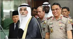  ?? IMAM HUSEIN/JAWA POS ?? KUNJUNGAN ISTIMEWA: Wakapolri Komjen Pol Syafruddin (kanan) dan Duta Besar Arab Saudi Osama bin Mohammed Abdullah Al Shuaibi (kiri) bersiap memberikan keterangan pers di Mabes Polri kemarin terkait pengamanan kedatangan Raja Salman.