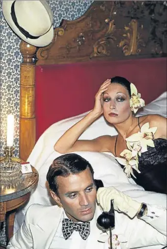  ?? DAVID BAILEY / LV ?? Anjelica y Manolo Blahnik en una sesión de fotos para Vogue en Niza, en 1973