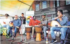  ?? FOTO: STADTVERWA­LTUNG ?? Auf der Bühne beim Interkultu­rellen Markt am Freitag gibt es wieder viel Musik und andere Darbietung­en zu erleben.