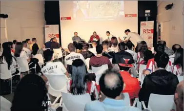  ??  ?? LLENO. La sala estaba a rebosar para debatir del derbi junto a Manolete, Carmen Colino y Tomás Roncero.