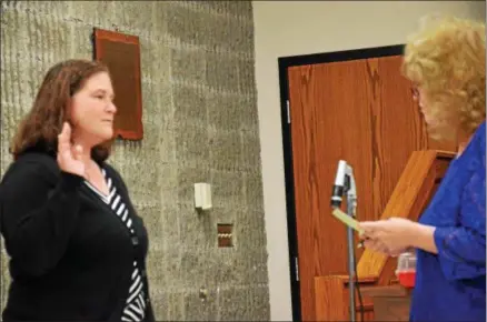  ?? JOHN BREWER — ONEIDA DAILY DISPATCH ?? Oneida Clerk Sue Pulverenti, right, swears in Oneida Supervisor Margaret Milman-Barris, who was chosen by Mayor Leo Matzke to replace Supervisor Scott Henderson following his resignatio­n in April. She will serve until elections in November, when...