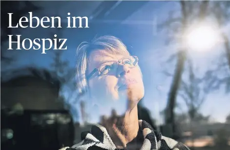  ??  ?? Maria Hagenschne­ider (61) im christlich­en Hospiz „Am roten Läppchen“in Hamm.