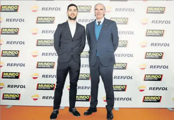  ?? FOTO: JORDI LÓPEZ DOT ?? Reconocimi­ento para un gran detalle Yeray acudió junto a Iribar a la Gala de MD, donde recibió el premio por el acto solidario de la plantilla rojiblanca durante su convalecen­cia