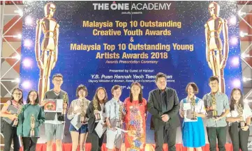  ??  ?? Yeoh (fifth right) and The One Academy principal and founder Tatsun Hoi (fourth right) with the top 10 winners.