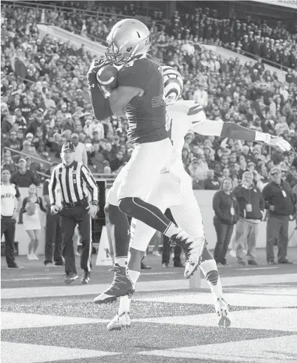  ?? PAUL W. GILLESPIE/BALTIMORE SUN MEDIA GROUP ?? Navy’s Jamir Tillman catches a pass from Will Worth for a touchdown in the first quarter. Worth rushed for three touchdowns and threw for two in leading a dominant offensive effort as the Midshipmen had 532 total yards and took command of the West...