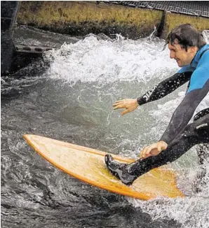  ??  ?? Riversurfi­ng/Flusswelle­nsurfen