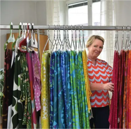  ?? FOTO: ANDERS WIKLUND/TT ?? Tygfantast­en Maria Jernkvist arbetar hemifrån och i vardagsrum­met hänger delar av hennes lager.