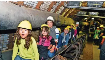  ?? ARCHIVFOTO: BECKER & BREDEL ?? Das Erlebnisbe­rgwerk ist ein Besucherma­gnet, gerade auch für Familien – Kindern macht es großen Spaß, die Grubentech­nik zu entdecken, zum Beispiel hier bei der Hexennacht 2017.