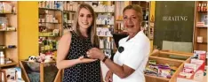  ?? Foto: Sonnen Apotheke ?? Sabine Hemmersdor­fer (rechts) übergibt die Schlüssel für die Sonnen Apotheke an ihre Nachfolger­in Dr. Julia Netrval.