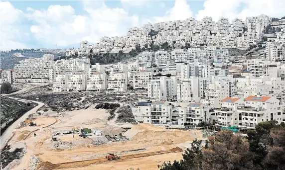  ?? Těžká technika připravuje půdu pro nové židovské domy v izraelské osadě Har Homa (mezi Jeruzaléme­m a Betlémem) na Západním břehu Jordánu. FOTO PROFIMEDIA ?? Stavební boom.