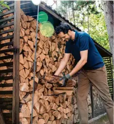  ?? Foto: Christin ?? Je härter das Holz ist, desto länger brennt es auch. Wer mit weichen Hölzern wie Kiefer, Tanne und Fichte heizt, muss hingegen öfter Scheite nachlegen.