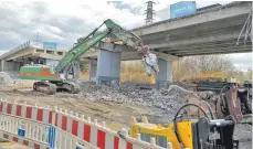  ?? FOTO: UWE HIRT ?? Der nördliche Teil der A-96-Autobahnbr­ücke über den Memminger Stadtpark „Neue Welt“wird abgerissen und durch einen Neubau ersetzt.