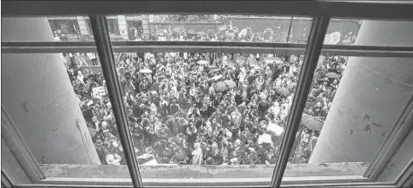  ?? ERIC WYNNE/FILE ?? Thousands of protesting students are seen from a Province House window. A mass protest sparked by the Liberal government’s handling of education issues will take place today.