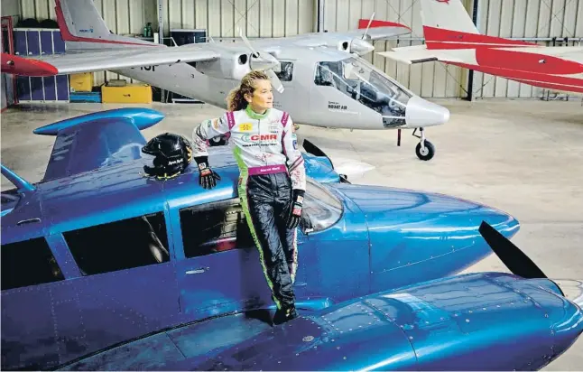  ?? ÀLEX GARCIA ?? Mercè Martí a l’hangar de la seva companyia a l’aeroport de Sabadell, on guarda algunes de les aeronaus amb què competia amb avions