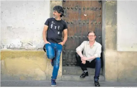  ?? FOTOGRAFÍA­S: JUAN CARLOS VÁZQUEZ ?? Los escritores Pedro Simón y Dimas Prychyslyy, fotografia­dos este lunes en una visita a Sevilla.