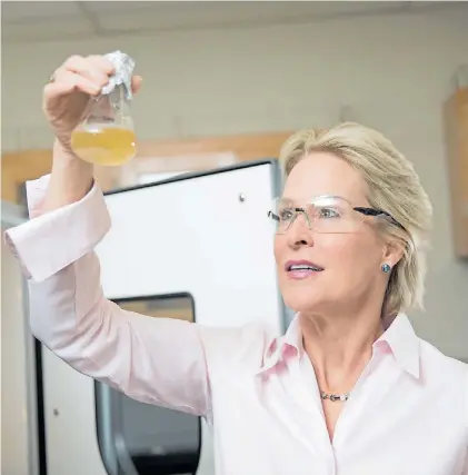  ?? FOTOS: REUTERS ?? Por el ambiente. El aporte de Frances Arnold fue clave para el desarrollo de biocombust­ibles.