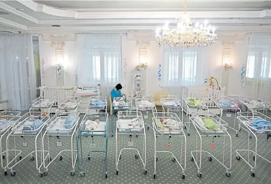  ?? AFP ?? Maternidad improvisad­a. El salón del hotel Venecia, en Kiev, alquilado por la clínica a la espera de la llegada de los padres en búsqueda de sus bebés.