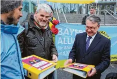  ?? Foto: Lars Hoff/Umweltinst­itut München/Ausgestrah­lt ?? Georg Nüßlein (rechts) nahm Zehntausen­de Unterschri­ften für die Abschaltun­g des Atomkraftw­erks Gundremmin­gen an.