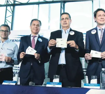 ??  ?? CONFERENCI­A. Rodrigo Membreño, José Ernesto Mejía, Jorge Salomón y Michael Wehmeyer muestran los boletos disponible­s en Banco Ficohsa.