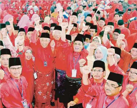  ?? [FOTO AMRAN HAMID/BH] ?? Ahmad Zahid bersama Ketua UMNO Bahagian Padang Terap, Datuk Seri Mahdzir Khalid serta ahli perwakilan melaungkan kata-kata semangat selepas majlis perasmian Mesyuarat UMNO Bahagian Padang Terap, semalam.