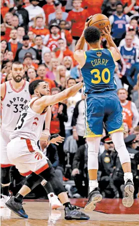  ?? GREGORY SHAMUS/GETTY ?? Stephen Curry’s clutch shooting helped the Warriors stave off eliminatio­n in Game 5.