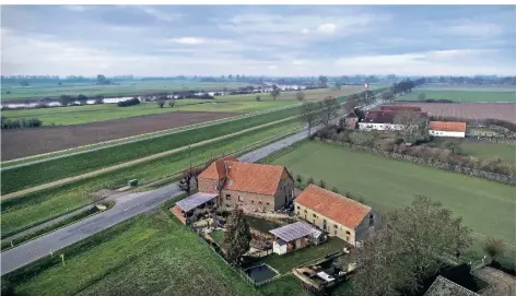  ?? RP-FOTOS. MARKUS VAN OFFERN ?? Das Haus von Ehepaar Renner liegt an der L7. Direkt gegenüber befand sich die Zufahrt zur Baustelle des Deichs Bienen-Praest.